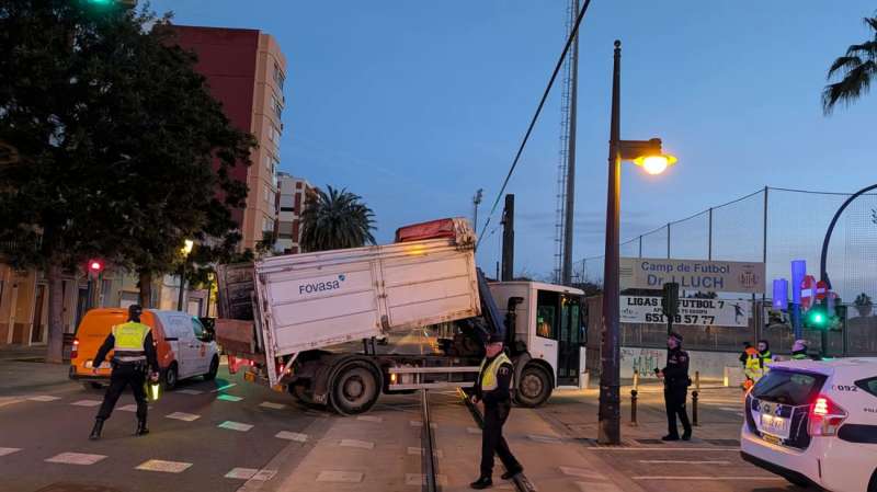 Imagen del accidente del camión con la catenaria. EFE/FGV
