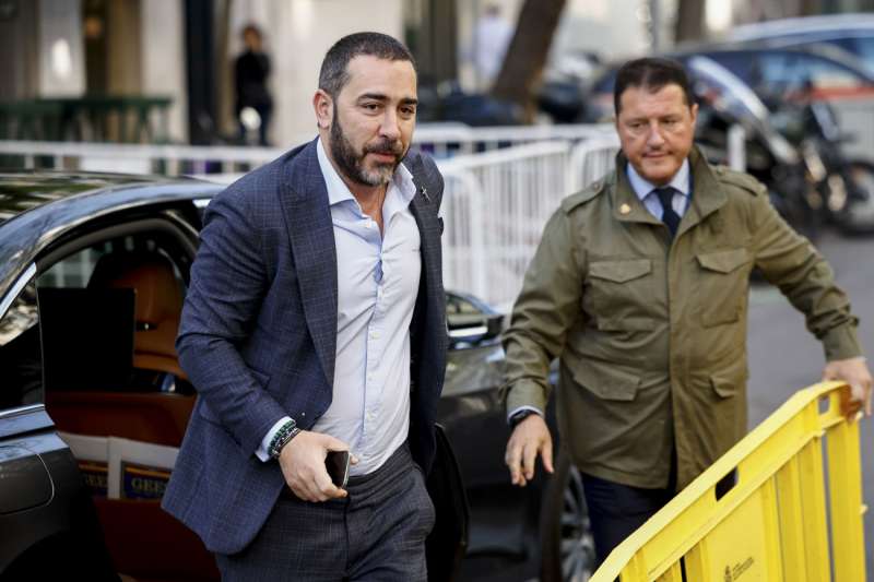 El comisionista Víctor de Aldama a su llegada este miércoles al Tribunal Supremo para declarar en el juicio que le sienta en el banquillo junto al exministro de Transportes José Luis Ábalos, en una jornada que estará centrada en la entrada y salida de dinero en efectivo de la sede de Ferraz y en la que también está citada la presidenta del Tribunal de Cuentas, Enriqueta Chicano. EFE/Daniel Gonzále