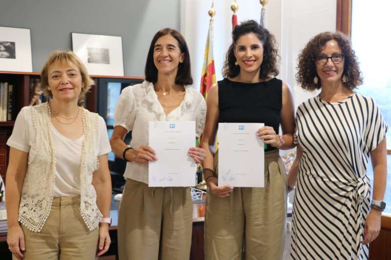 La alcaldesa, la concejala y representantes de la empresa en la firma del convenio. EPDA