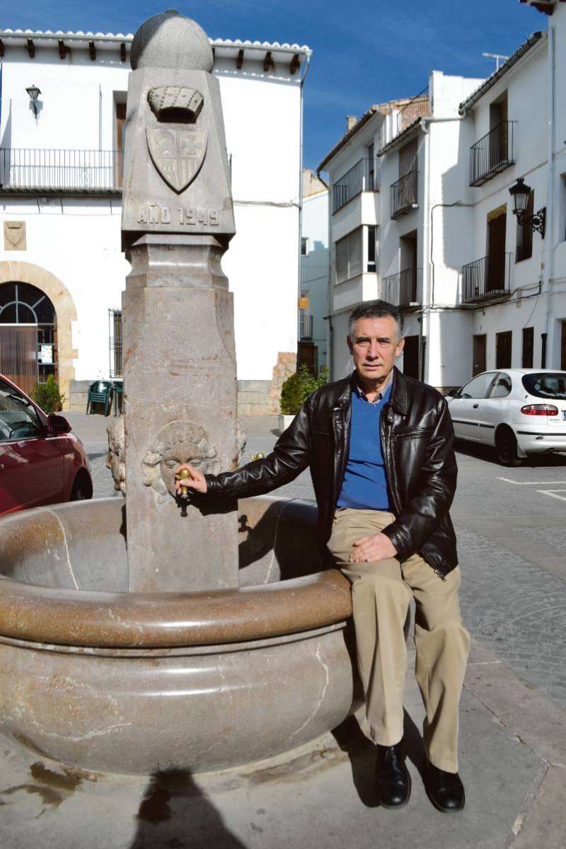 Juan Emilio Lostado en la fuente de la plaza del Ayuntamiento. EPDA