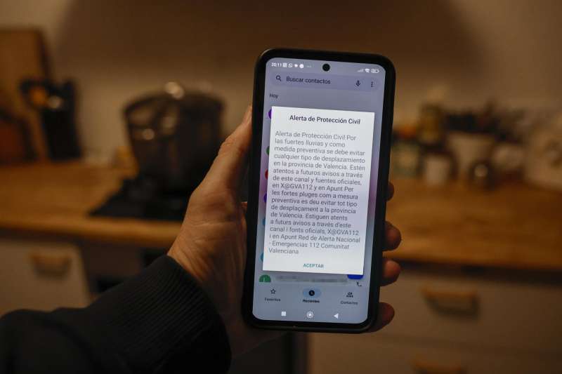 Un telfono mvil muestra un mensaje del sistema de aviso a la poblacin Es-Alert. EFEKai Frsterling Archivo
