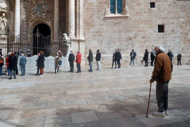 Colas a la entrada de la Catedral de Valencia, hoy día de San José, festivo en la Comunidad Valenciana. EFE/Kai Forsterling