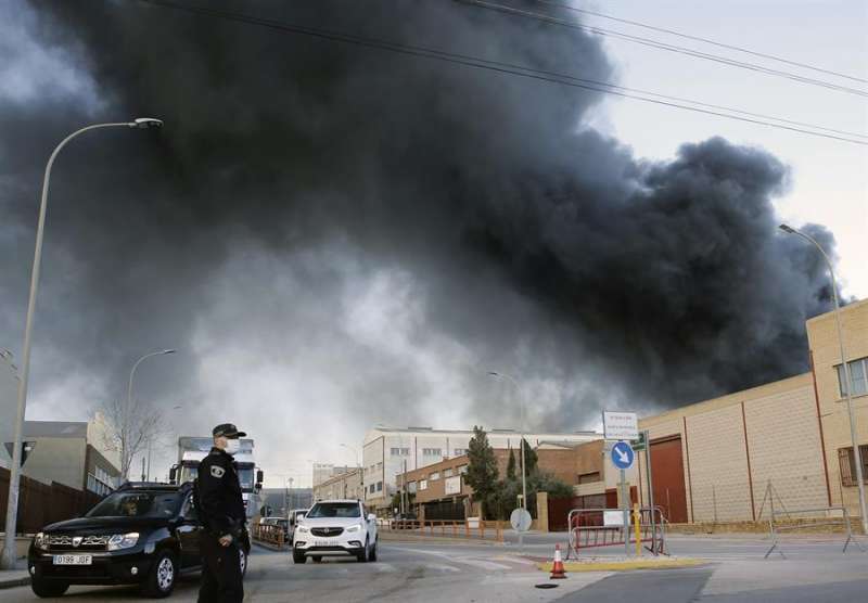 Imagen de archivo de la columna de humo generada por el incendio en una fábrica. EFE/Juan Carlos Cárdenas/Archivo

