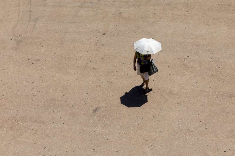 Una mujer se protege del sol con un paraguas. EFE Kai ForsterlingArchivo

