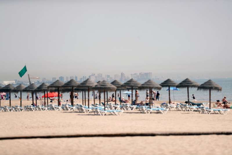 En la imagen, de archivo, la playa de la Patacona, en València. EFE/Manuel Bruque
