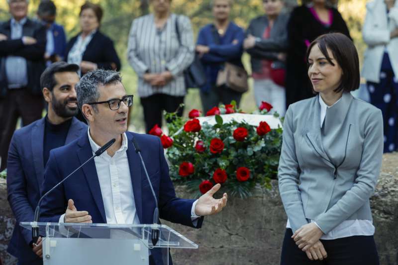 El ministro de la Presidencia, Justicia y Relaciones con las Cortes, Flix Bolaos (2d), participa junto a la ministra de Ciencia y Universidades, Diana Morant, en un acto de memoria histrica en el cementerio de Paterna en Valencia, este martes. EFE/ Kai Frsterling