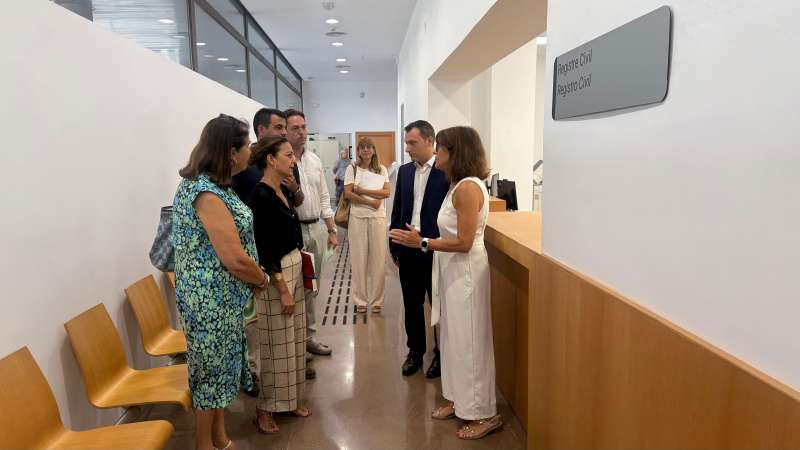 La consellera de Justicia, Nuria Martnez, en su visita a la sede judicial. EPDA