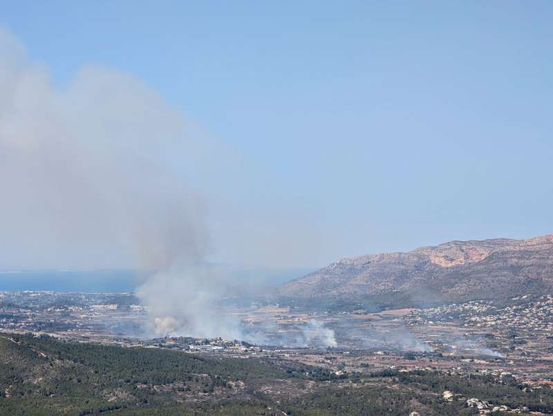 Incendio cerca del paraje del Barranco de la Hiedra, en el camino viejo de Gata./FOTO: Ayto Dénia
