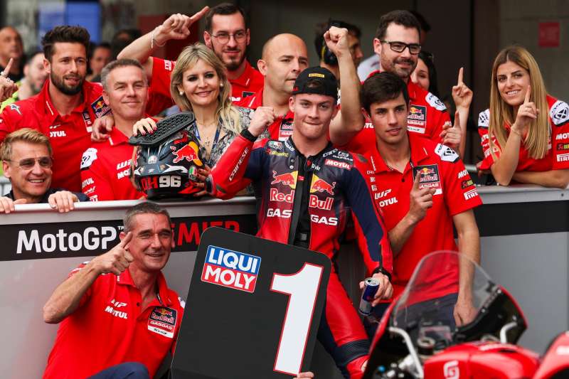 El alicantino Daniel Holgado (Red Bull GASGAS Tech3) celebra su victoria en la carrera de Moto3 del Gran Premio de Portugal de Motociclismo, en Portimao, Portugal. EFE/JOSE SENA GOULAO