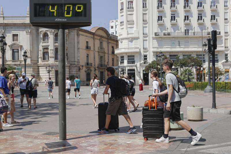 Varios turistas acarrean sus maletas por la plaza del Ayuntamiento de Valncia. EFEManuel Bruque