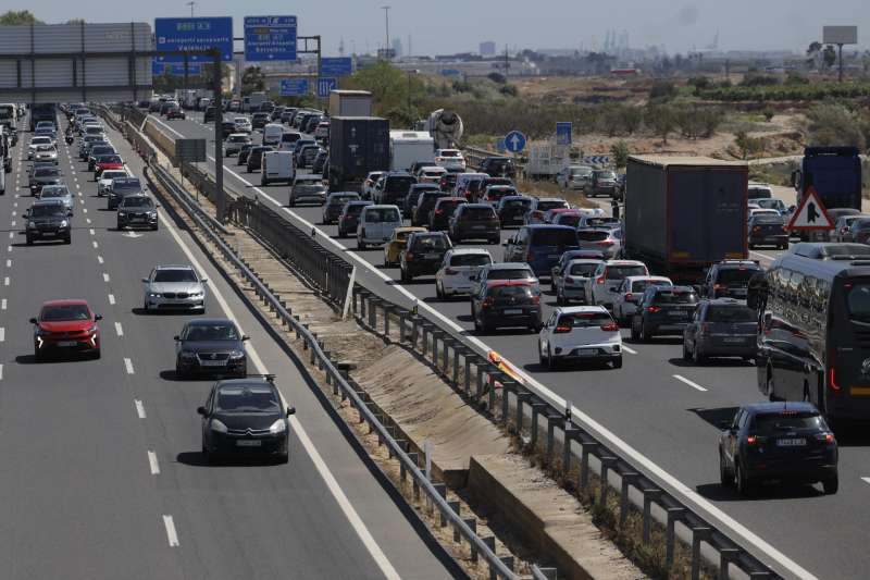 Imagen de archivo de tr�fico denso en la autov�a A3 a la altura de la localidad valenciana de Chiva. EFE Kai F�rsterlingArchivo
