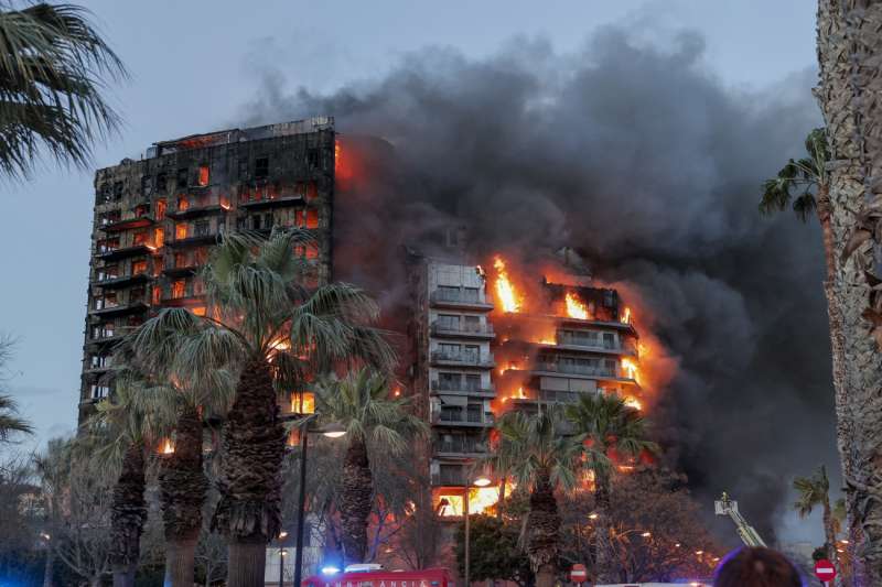 Vista general del incendio que arras� el jueves el edificio de Campanar.EFE/Manuel Bruque
