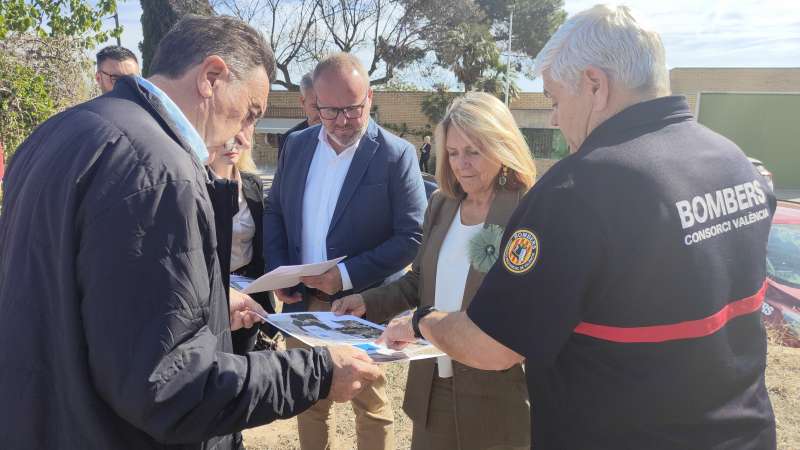 Visita del presidente del Consorcio de Bomberos, Avelino Mascarell, a las instalaciones del Hospital Provincial de Salud Mental junto a la alcaldesa de Btera, Elia Verdevo. EPDA