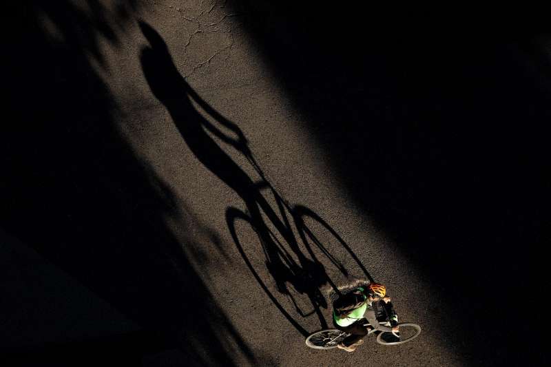 Un ciclista circula por la calle. EFE/Kai Frsterling/Archivo
