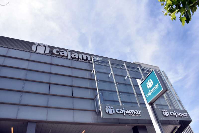 Fachada de un edificio de Cajamar.EPDA