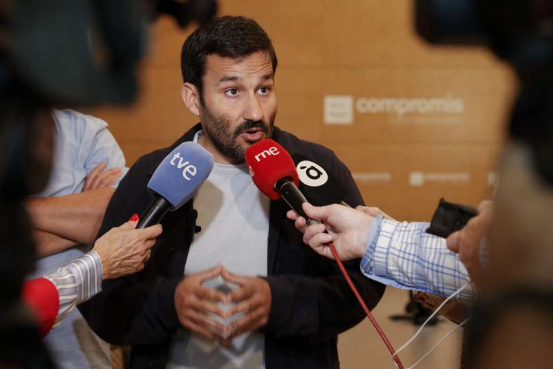 El portavoz de Asuntos Europeos, Vicent Marzà, realiza declaraciones tras la reunión del grupo parlamentario realizada este lunes. EFE/Manuel Bruque
