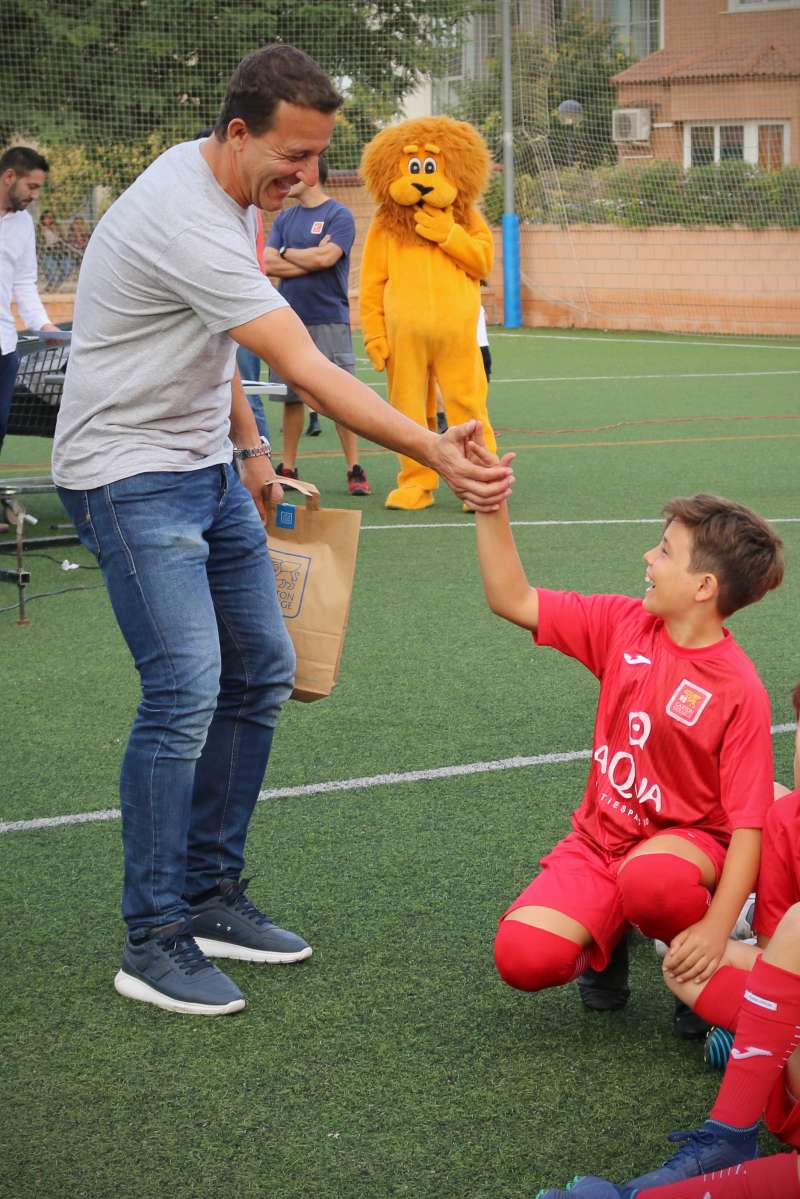 César Sánchez ex guardameta del Valencia CF saludando a uno de los jugadores del CD Caxton College. epda