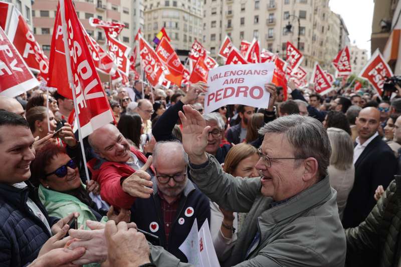 Cientos de personas, militantes, simpatizantes y polticos valencianos se han concentrado hoy en la sede del PSPV-PSOE de la ciudad de Valencia. EFEManuel Bruque
