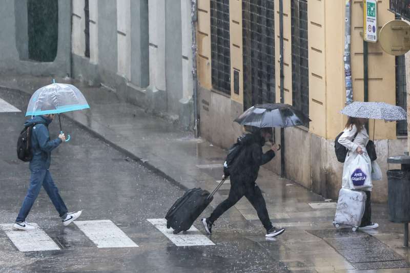 Imagen de archivo de varias personas con paraguas. EFE/ Biel AliÃ±o/Archivo
