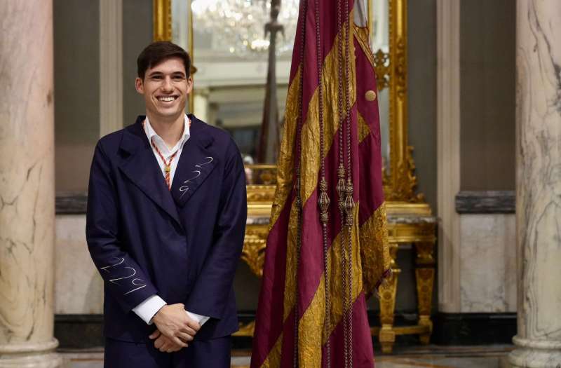 El portavoz socialista en el Ayuntamiento de Valencia, Borja Sanjuan, portador de la Real Senyera este 9 dOctubre, ha recordado a las 229 vctimas de la dana con la cifra dibujada en su traje. EFEPSPV