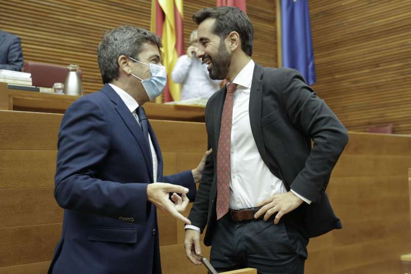 El president de la Generalitat, Carlos Mazón, y el síndic parlamentario del PSPV, José Muñoz, en Les Corts antes de un pleno. EFE/Manuel Bruque
