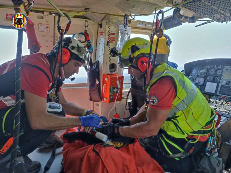 Imatge del rescat i la atenció sanitària a la ciclista | Consorci de Bombers de València