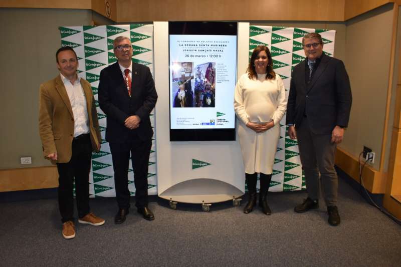 Sandra GÃ³mez junto al fundador de EOS, Paco CeldrÃ¡n; el presidente de la AsociaciÃ³n Profesional de Periodistas Valencianos, HÃ©ctor GonzÃ¡lez, y Pau PÃ©rez Rico de El Corte InglÃ©s. /EPDA