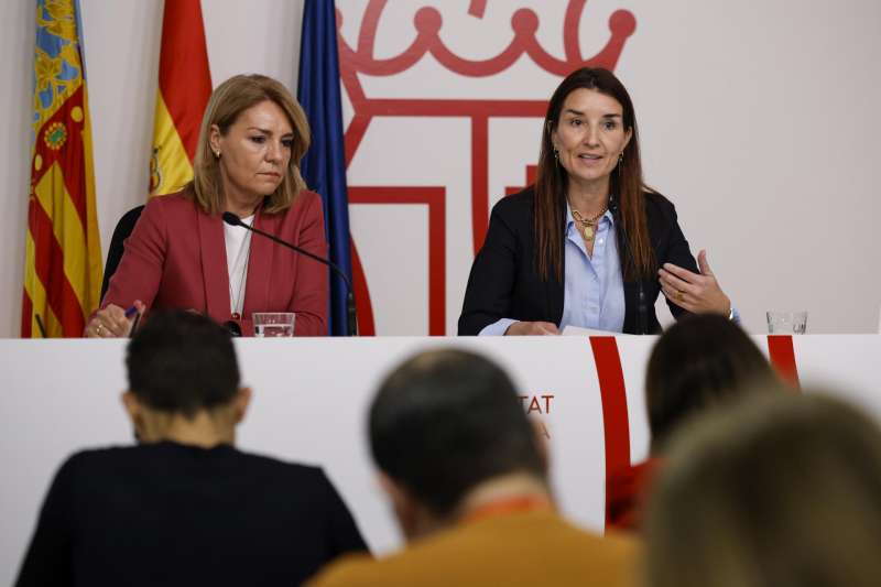 La consellera de Hacienda y portavoz del Consell, Ruth Merino (d), y la vicepresidenta segunda y consellera de Igualdad, Susana Camarero, tras el pleno del Consell. EFE/Biel Alio
