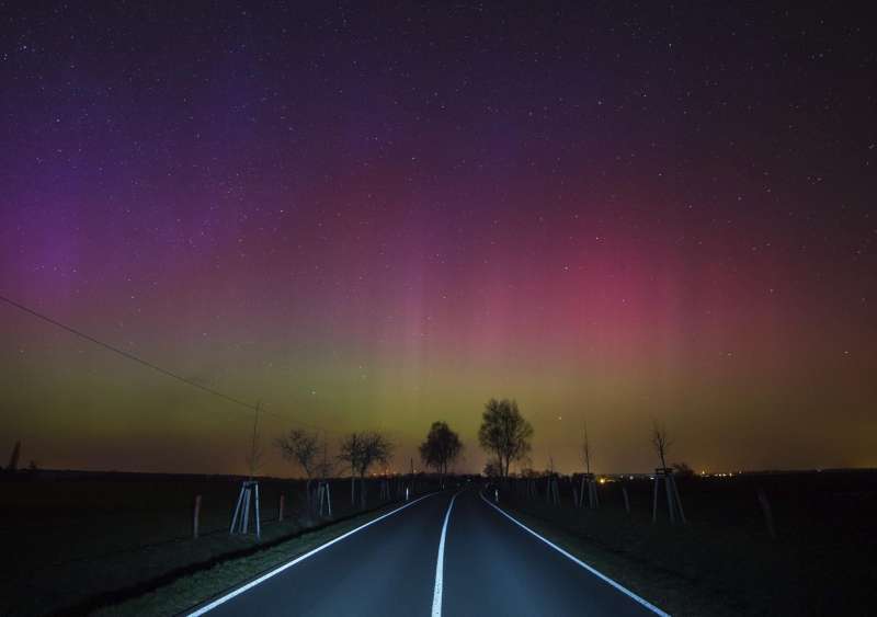 Foto de archivo de una aurora boreal fotografiada en el cielo sobre una carretera secundaria cerca de Lietzen (Alemania). EFE/Patrick Pleul
