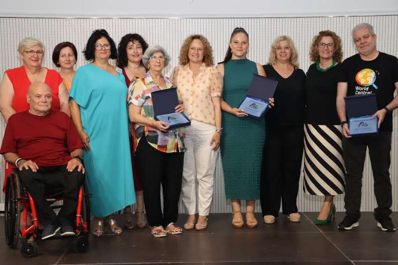 Los premiados, con la alcaldesa y representantes de la FAC. EPDA