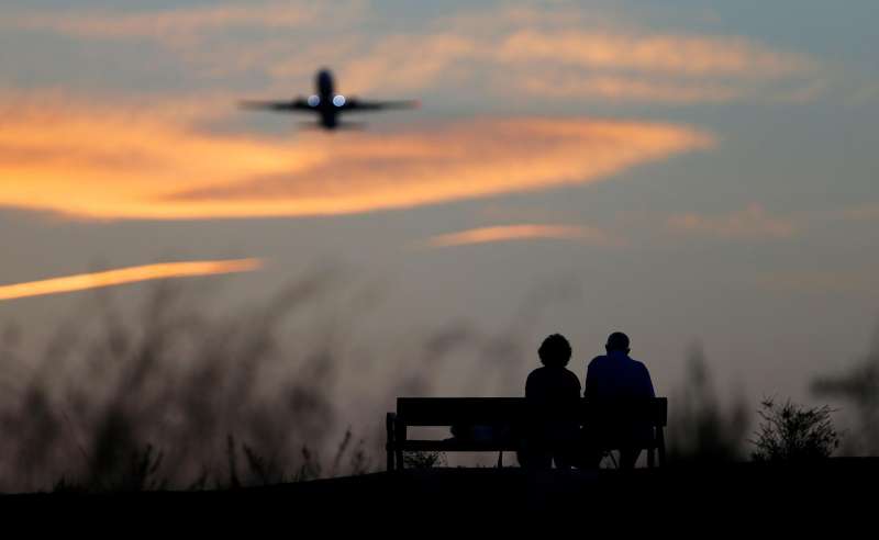 Una pareja de jubilados miran el atardecer desde un banco en Alicante. EFE  Manuel Lorenzo