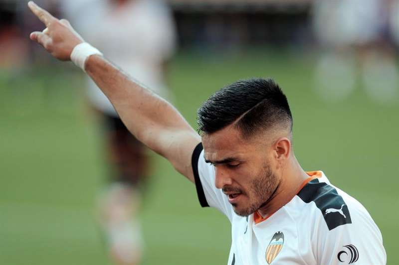 El delantero uruguayo del Valencia, Maxi Gómez, celebra un gol. EFE/Archivo/Kai Försterling