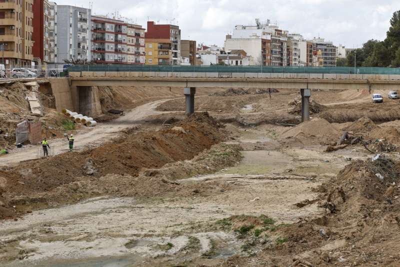 Dos operarios trabajando en el barranco del Poyo a su paso por la Paiporta. EFEAna EscobarArchivo
