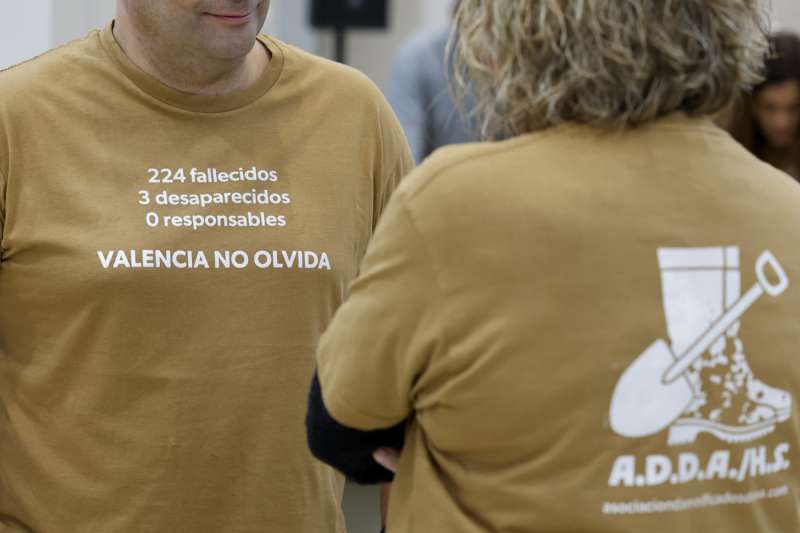 Dos personas vestidas con camisetas de la Asociacin de Damnificados Horta Sud Valencia. EFEAna Escobar
