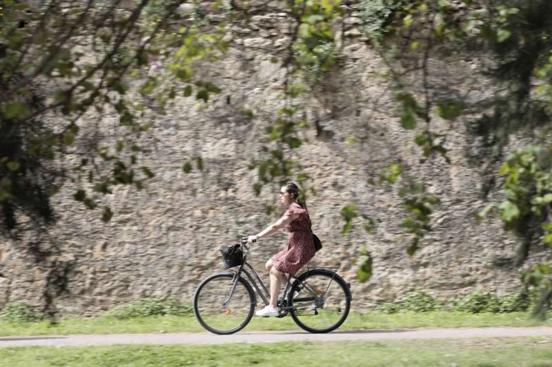 Una joven pasea en bici por el parque del antiguo cauce del Turia. EFE/Ana Escobar/Archivo
