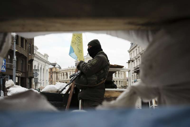 Un militar ucraniano patrulla junto a una barricada. /EFE