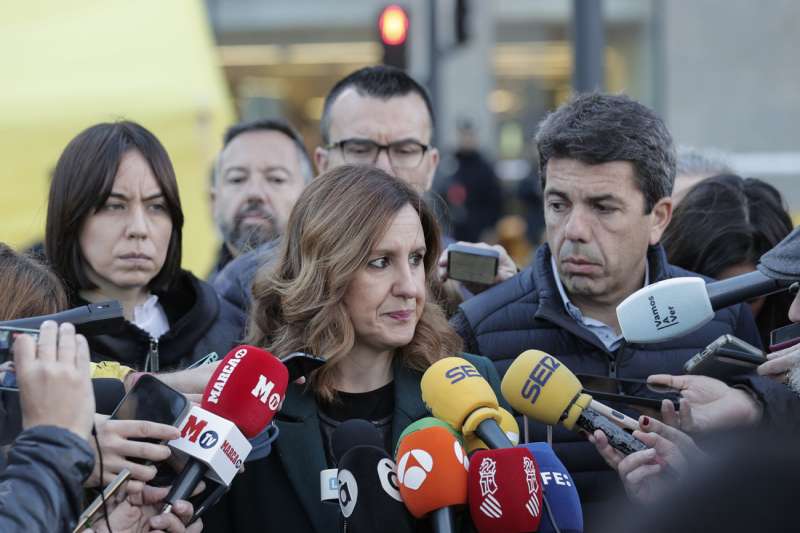 La alcaldesa de València, María José Catalá, atiende a los medios de comunicación junto al edificio siniestrado. EFE/Manuel Bruque
