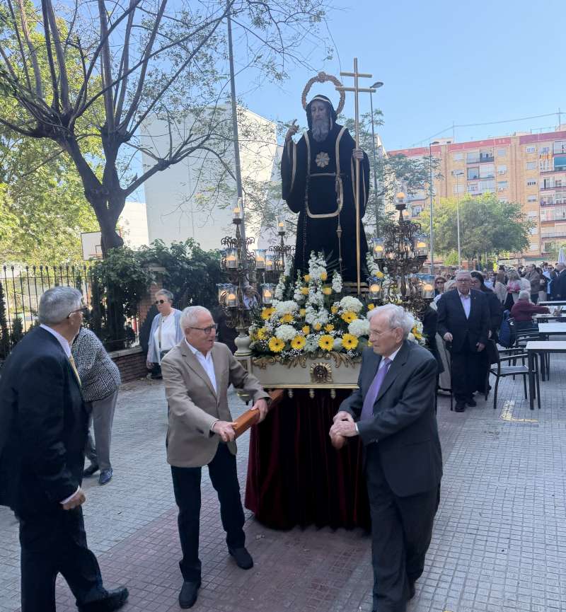 tradicional trasllat de la imatge del patr� en Alaqu�s.  EPDA