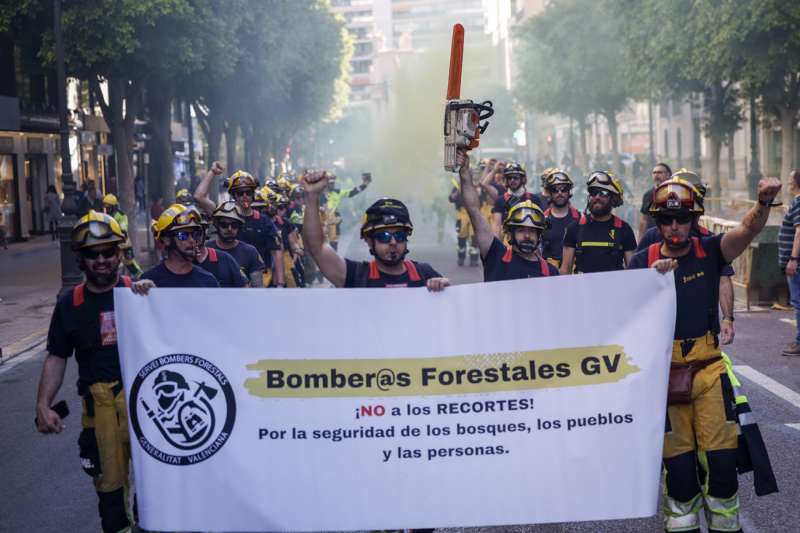 Los Bomberos Forestales de la Generalitat en la protesta que protagonizaron este lunes
