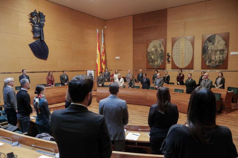 El primer pleno municipal del Ayuntamiento de Valencia desde el incendio de Campanar. EFE/Manuel Bruque
