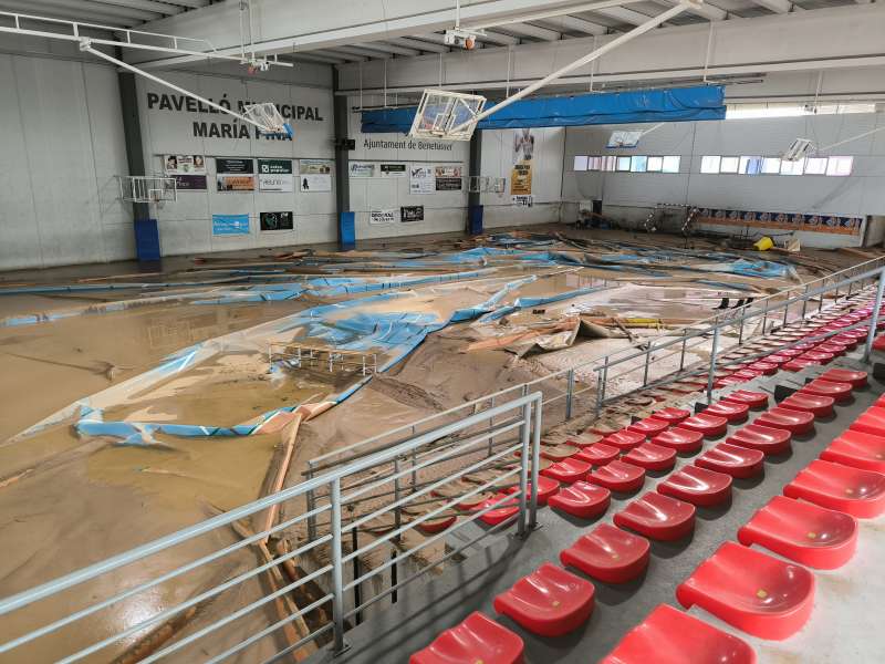 Estado tras la riada del pabelln deportivo municipal de Benetsser.EPDA