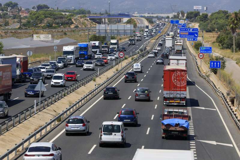 Trfico en la salida de Valencia en la A3 este jueves, en el que se inicia la operacin salida de las vacaciones de agosto. EFE Kai Forsterling
