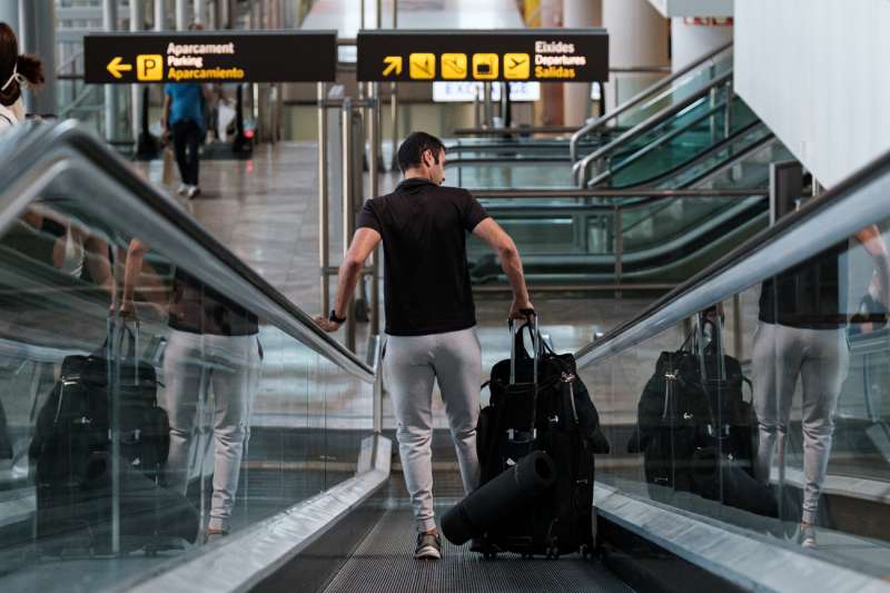 Un pasajero en el aeropuerto de Alicante-Elche Miguel HernÃ¡ndez. EFE/ Pablo Miranzo/Archivo
