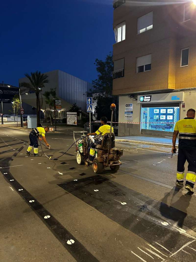 Trabajos de pintura vial en la Avenida Vicente Mortes  Foto: Ayuntamiento de Paterna 