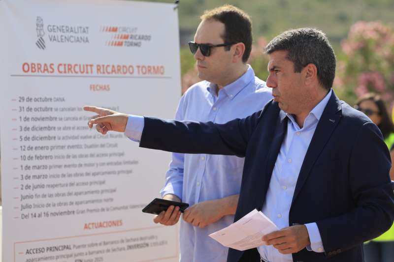 El president de la Generalitat, Carlos Mazón, visita las obras realizadas para reconstruir el acceso al Circuit Ricardo Tormo, este lunes en Cheste (valencia).-EFE/ Kai Forsterling
