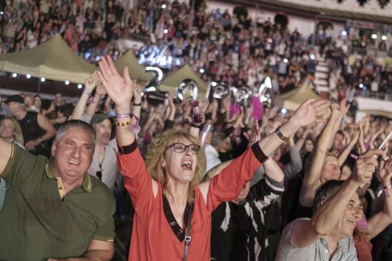 Vecinos y vecinas en la macrofiesta celebrada en Ondara con motivo de Eurovisin. EFE