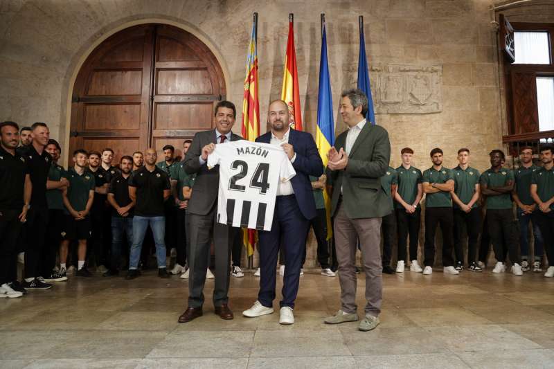 El president de la Generalitat, Carlos Mazn, el vicepresidente y conseller de Cultura y Deporte, Vicente Barrera (d), y el consejero del Castelln, Alberto Gonzlez (c), durante la recepcin a la plantilla del CD Castelln, tras haber logrado su ascenso a Segunda Divisin. EFE/Manuel Bruque
