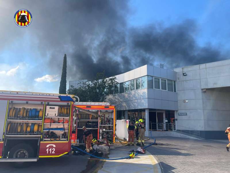 Los bomberos trabajando en la zona el viernes. CPBV