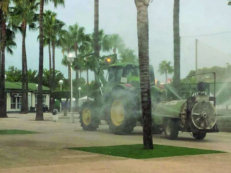 Un tractor fumiga zonas de jardines del municipio del Puig para combatir la presencia de los insectos. / epda