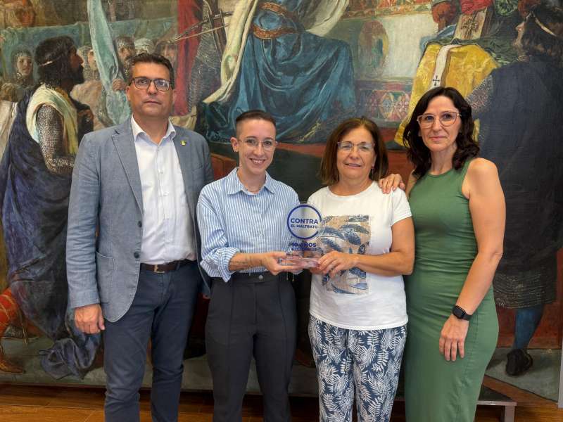 las autoridades locales con el premio. EPDA